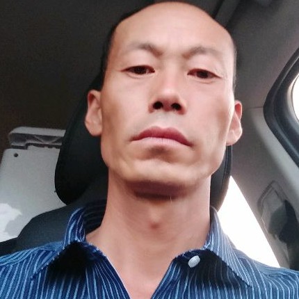 蓝天打背后的照片