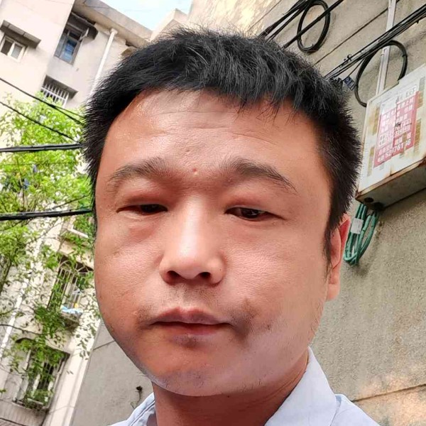 巨人回眸淡淡的照片