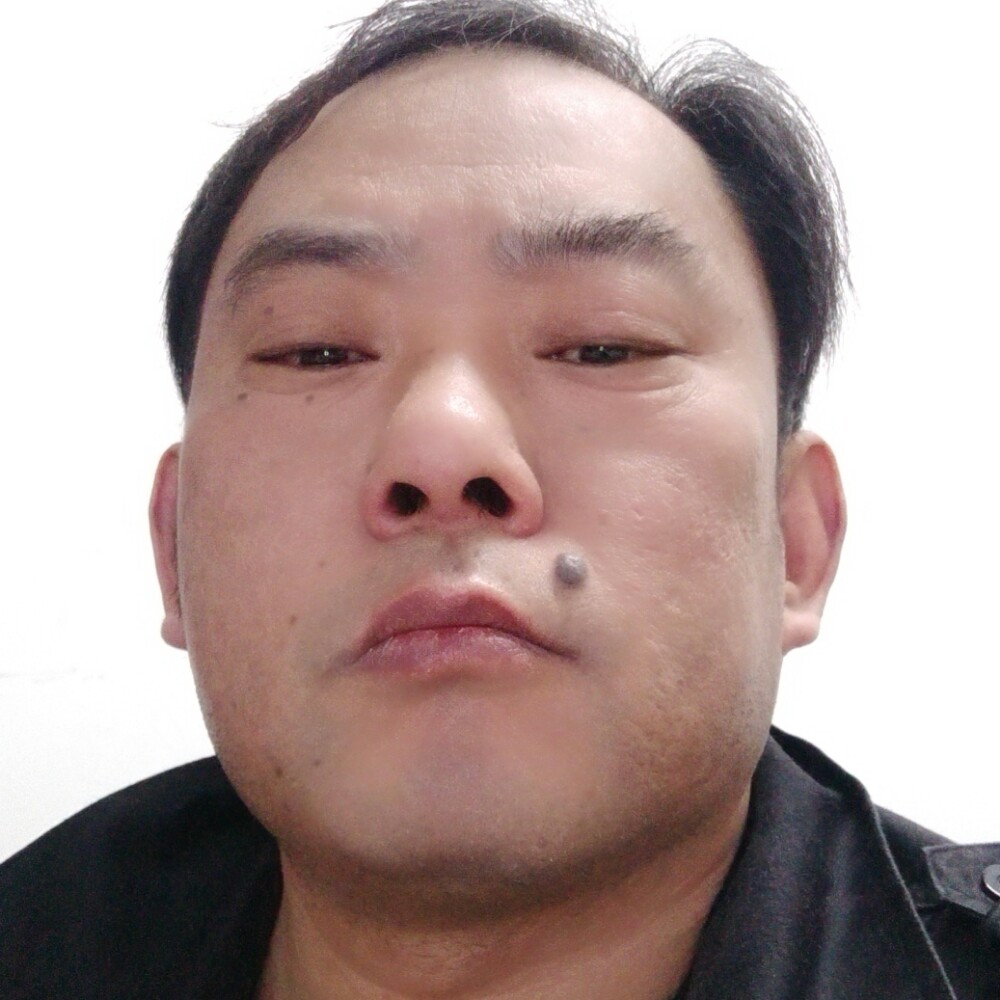 小虾米挽手无辜的照片