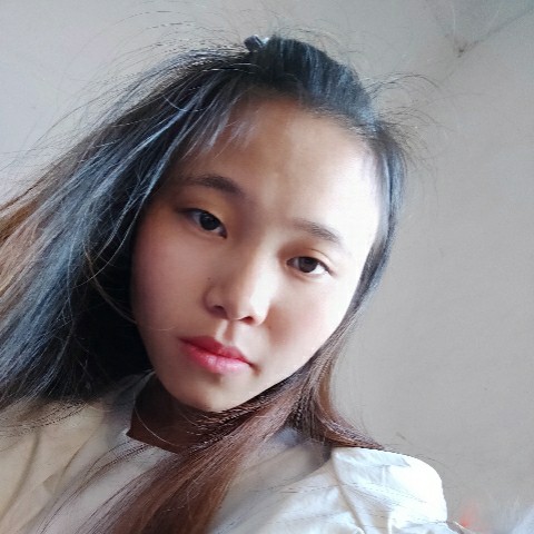 善良挽手大门的照片