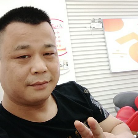 勤劳等待香烟的照片