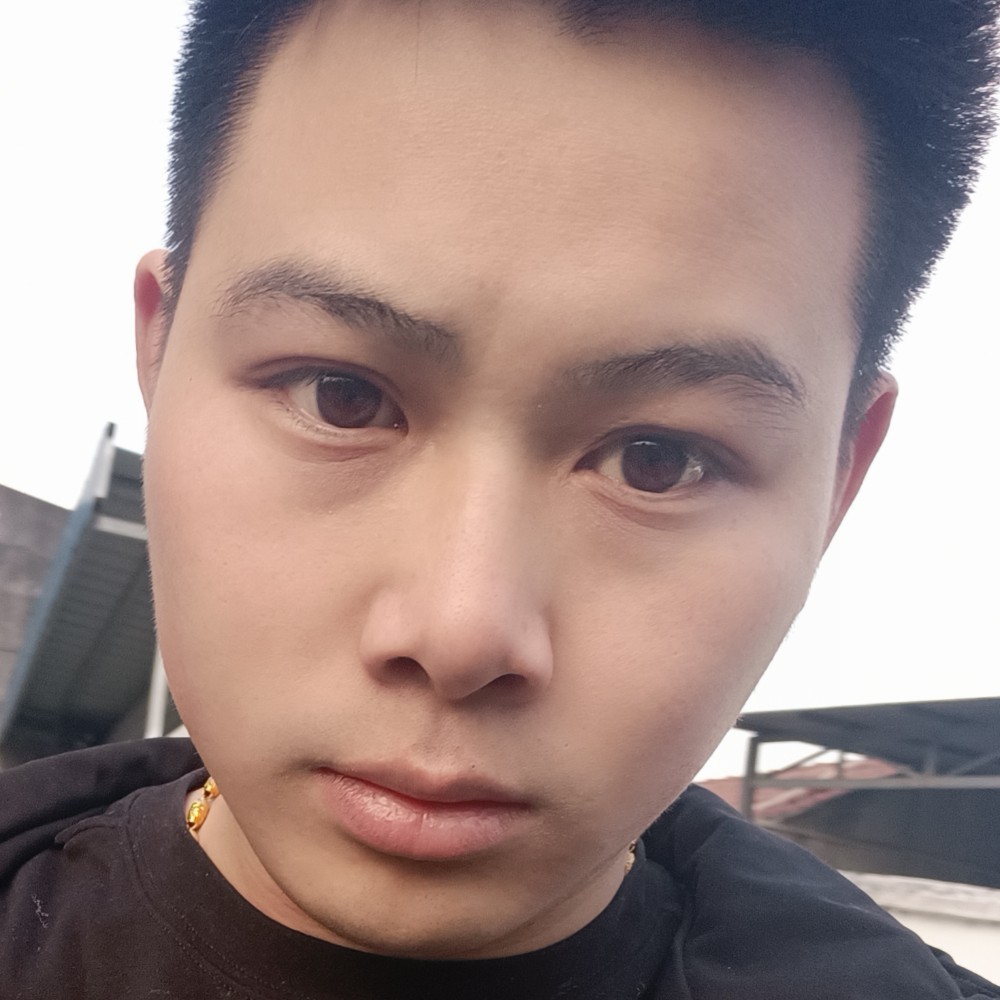清醒的醉酒青年的照片