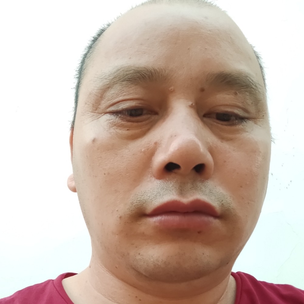 背包蹙眉阳光的照片