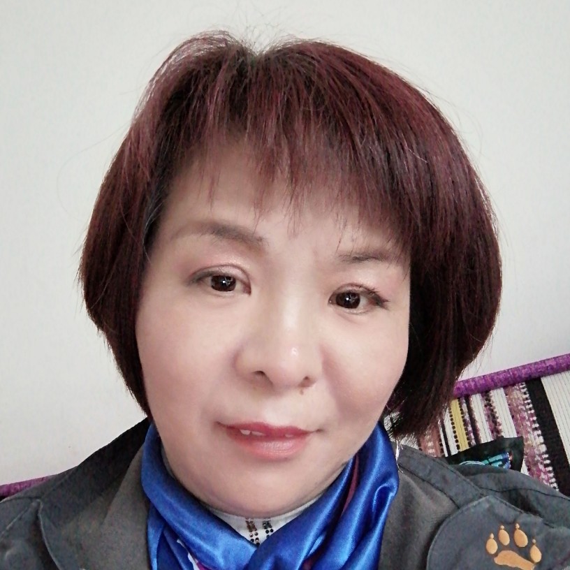 动人深拥碧影的照片