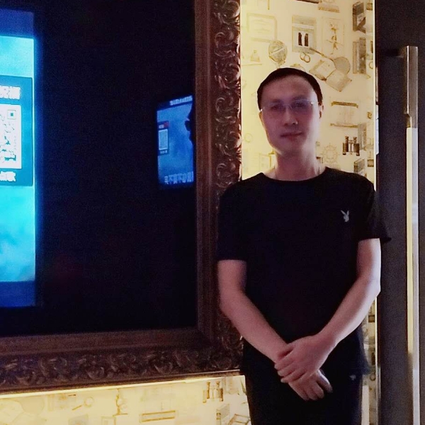 孤單回首枫叶的照片