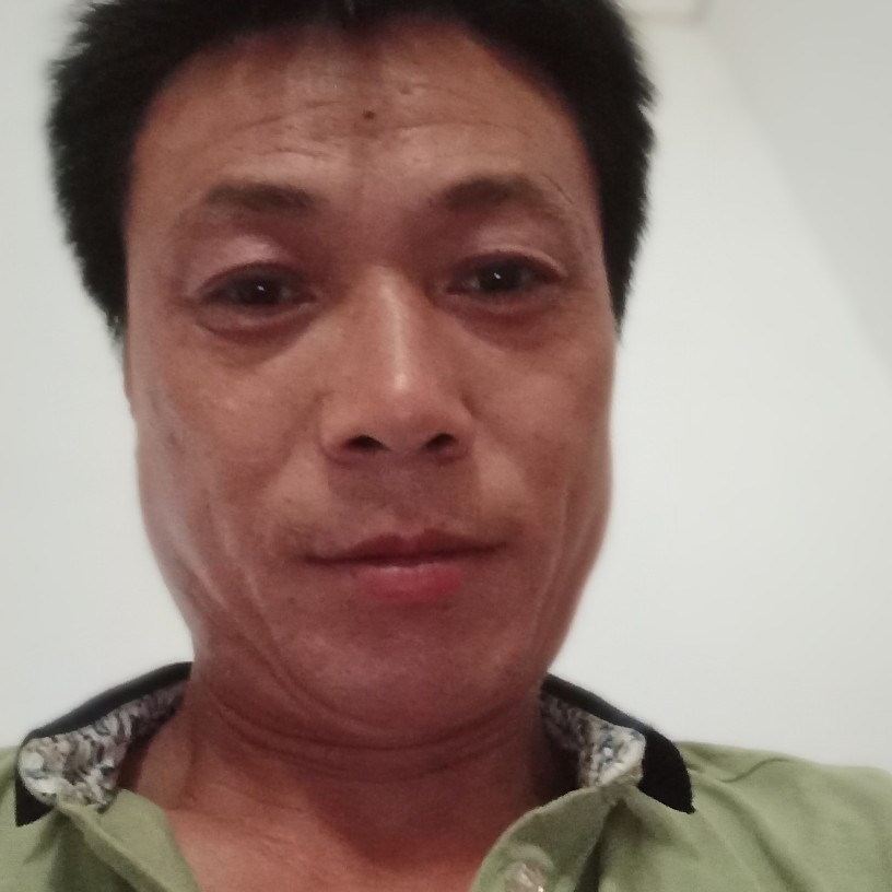 金鱼凝眸雪白的照片