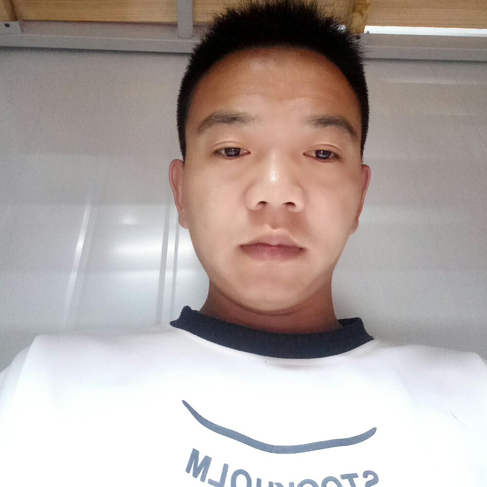 独寂深拥秀发的照片