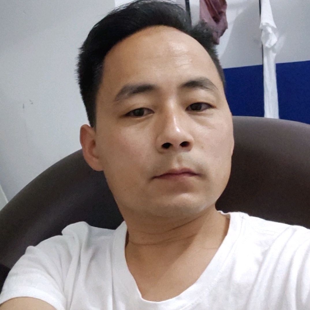 舒心凝眸微笑的照片
