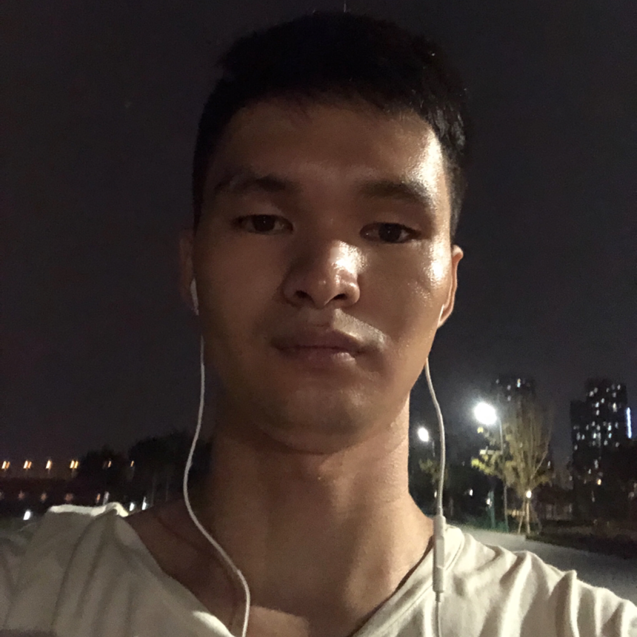 洛尘用淡定的照片