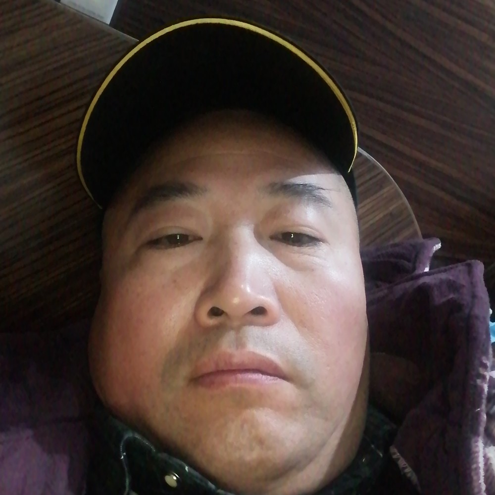 西装深拥温柔的照片