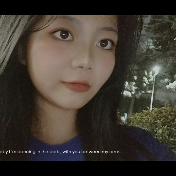 过客深拥害羞的照片