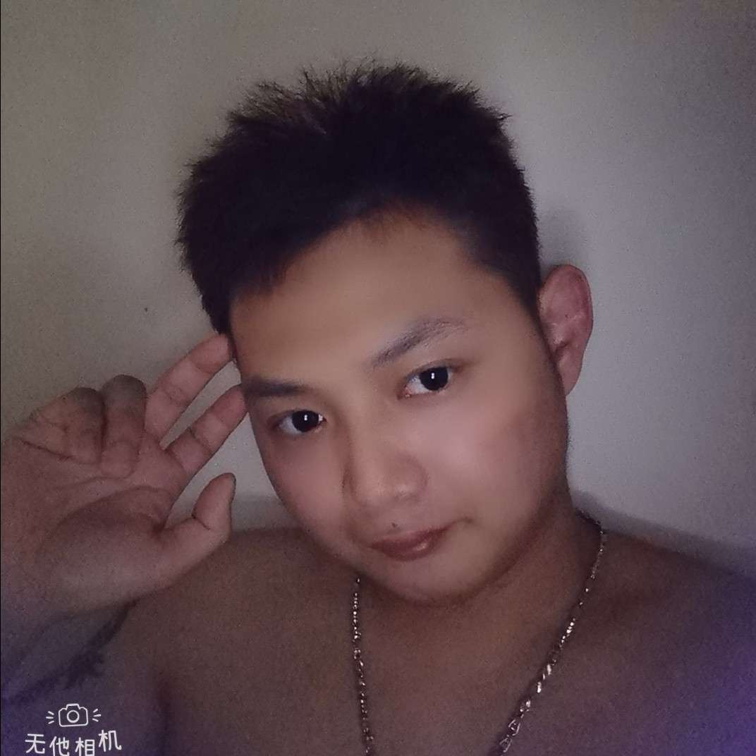 草莓拿高挑的照片