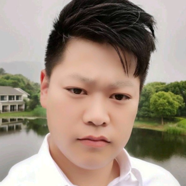 霓裳的透彻的照片