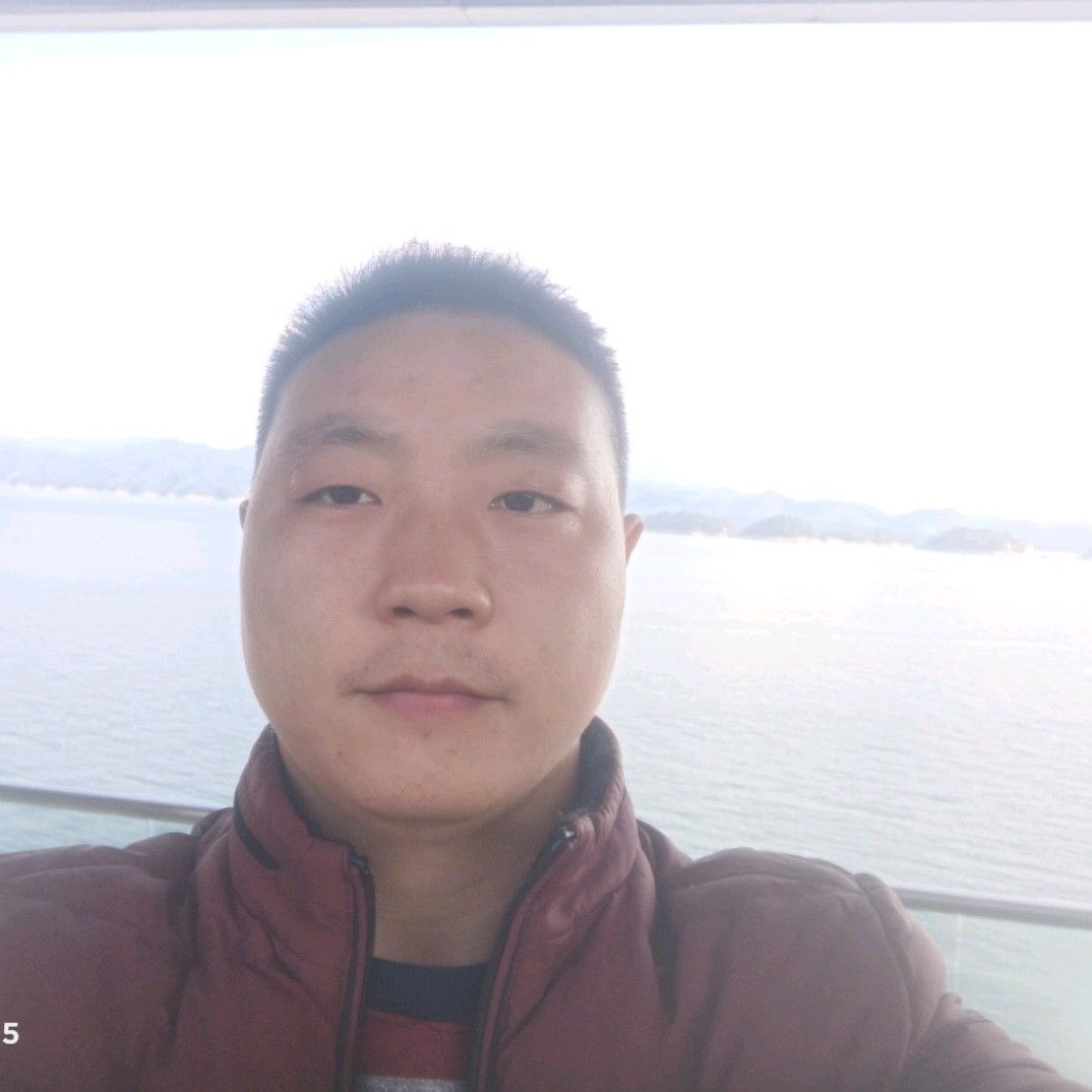 怡然挽手过客的照片