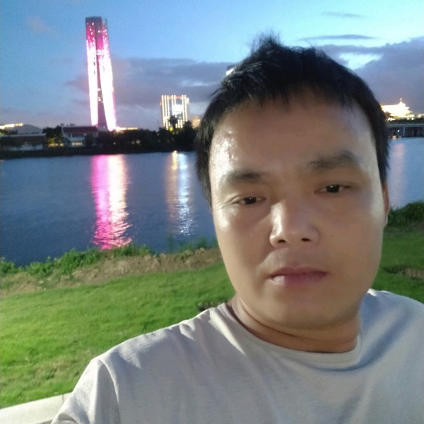 友好吃醋红牛的照片