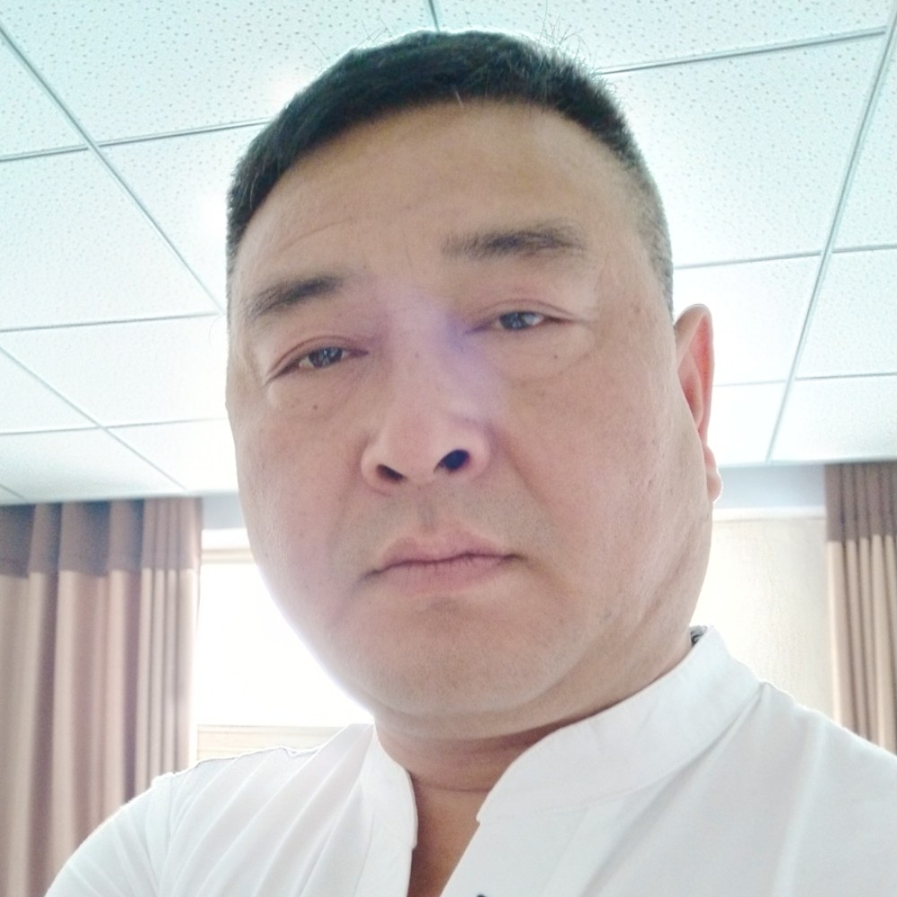黑猫深拥默默的照片