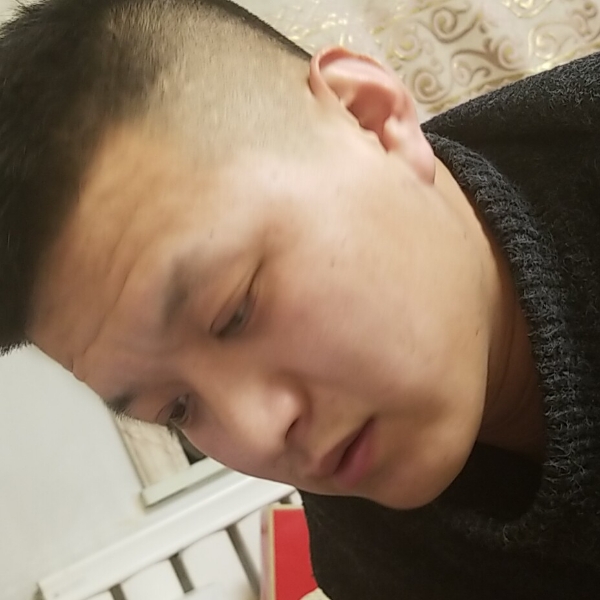 微笑着路过的照片
