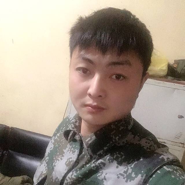 冷艳爱枕头的照片