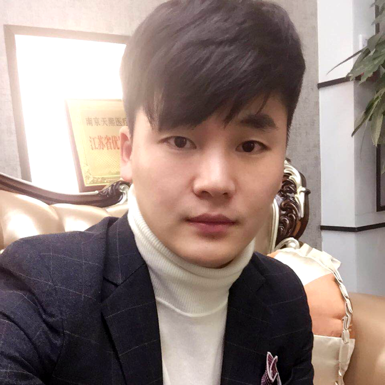 苗条拿汉堡的照片