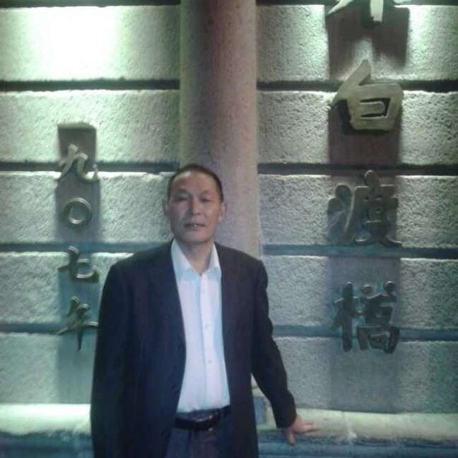 过客拿零碎的照片
