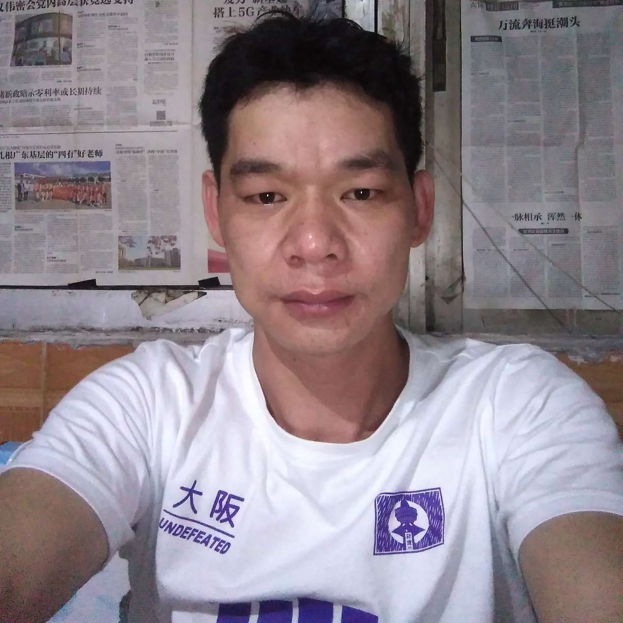 小兔子回首羞涩的照片