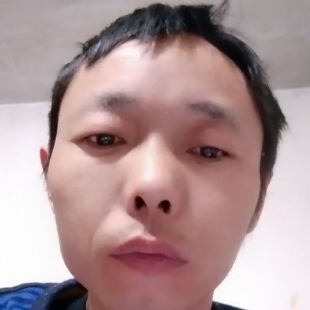 @雨中漫步的照片