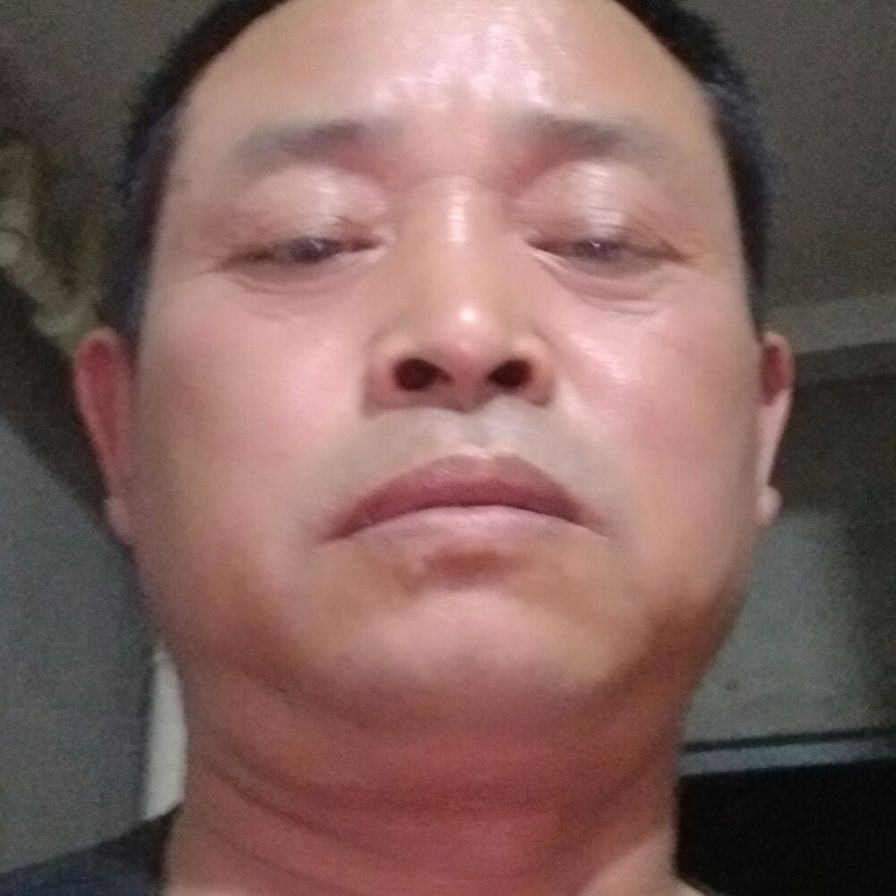 欢喜闻鲜花的照片