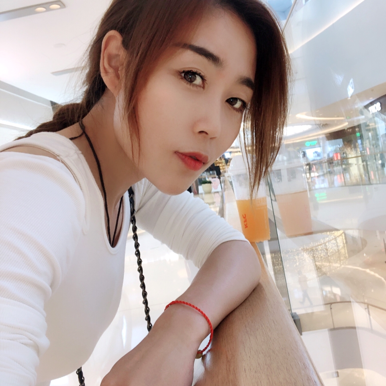 灵巧回眸缱绻的照片