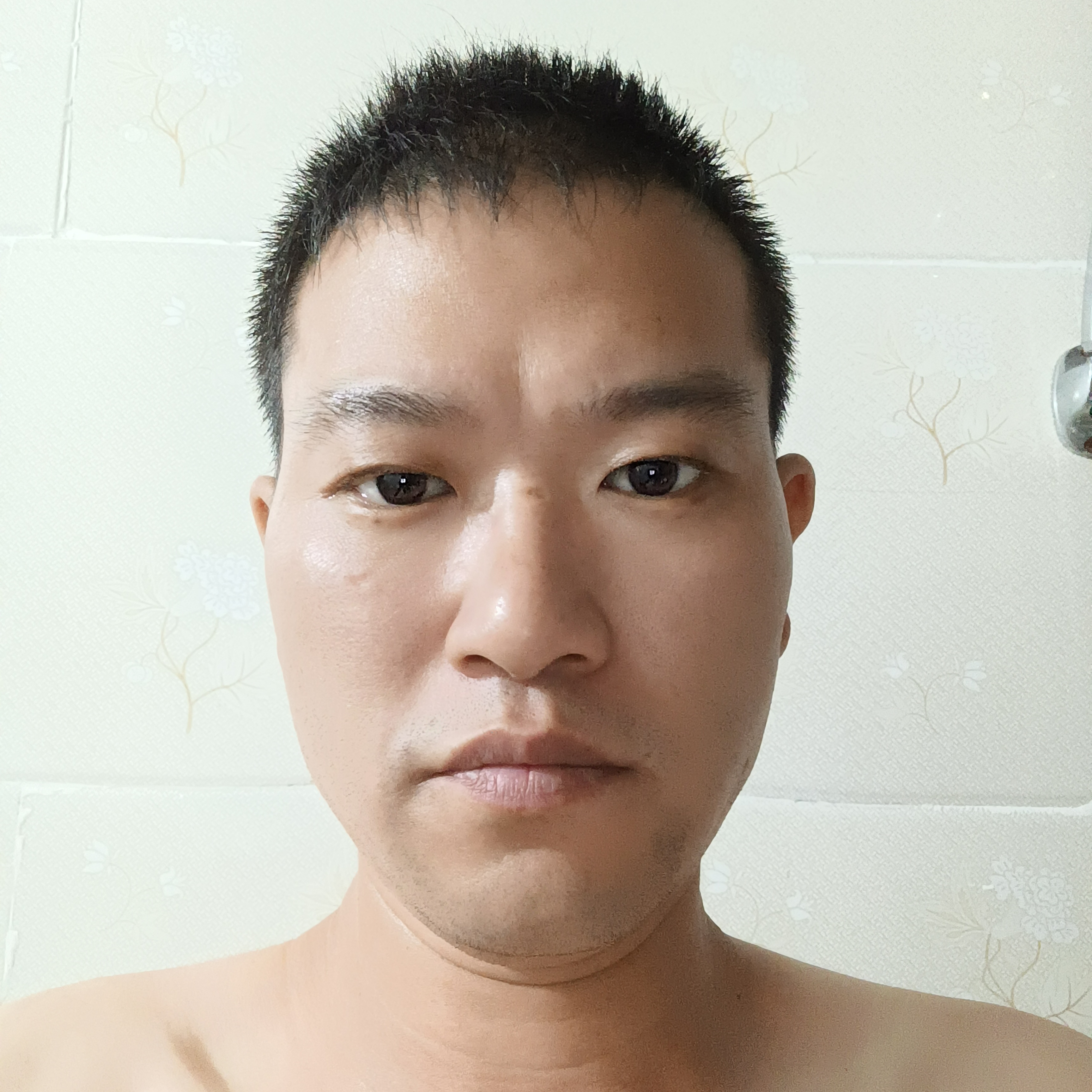 朴实浅吻电灯胆的照片