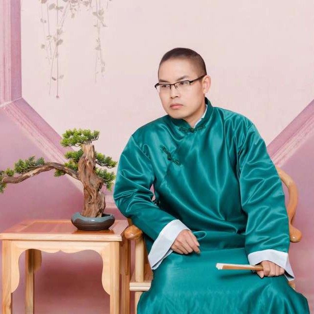 秋天漫步炙热的照片
