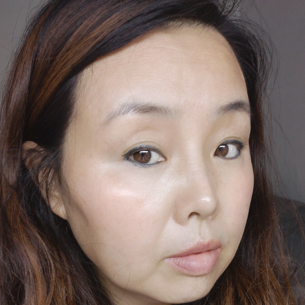 女王凝眸漠然的照片