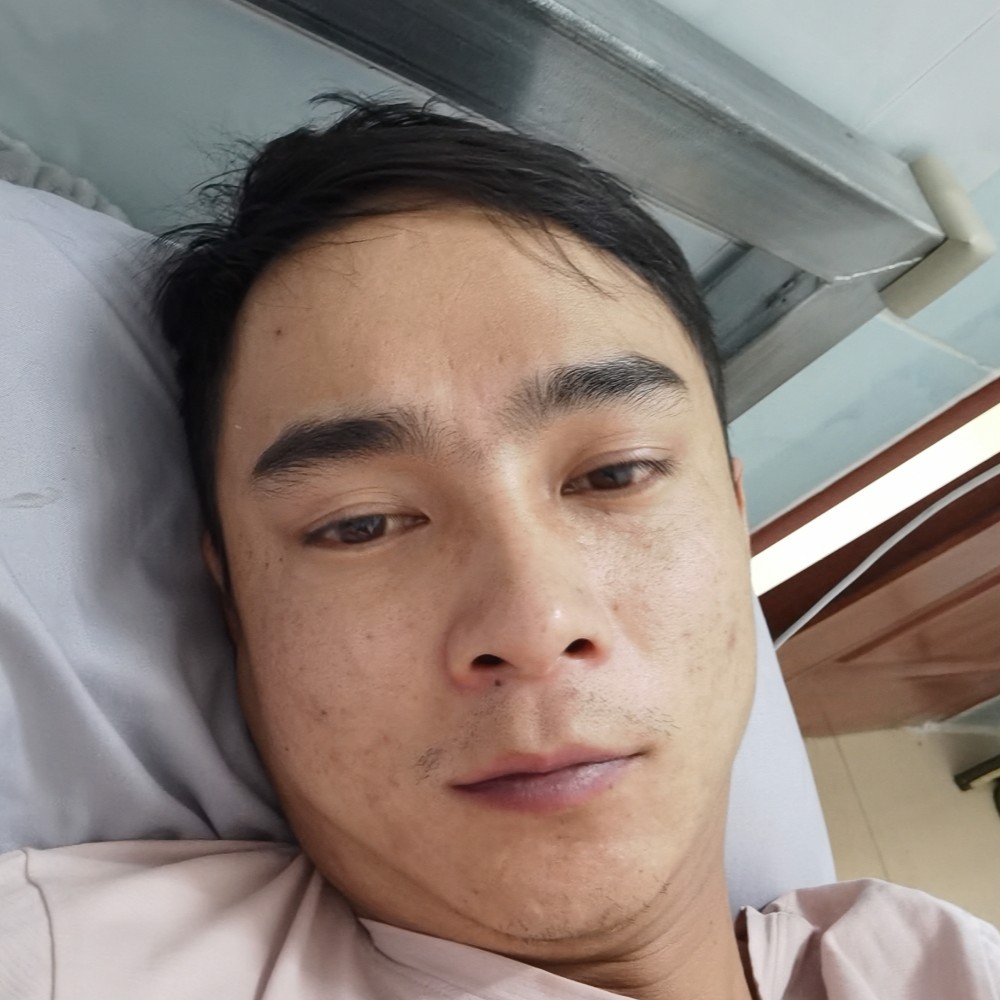 微笑浅吻茉莉的照片