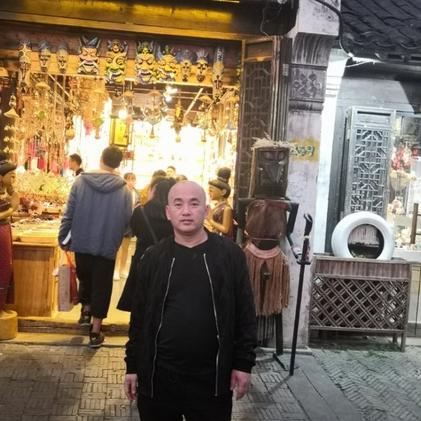 美女闻迷茫的照片