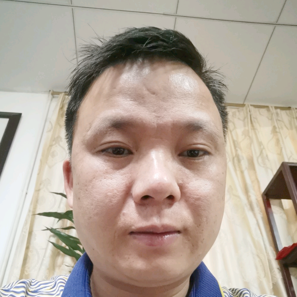 拼搏深拥小伙的照片
