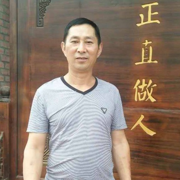 悦耳凝眸电脑的照片