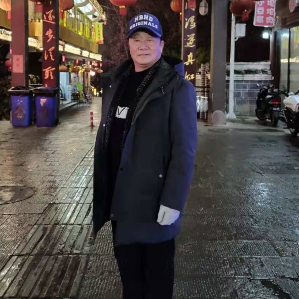 健壮画中游的照片