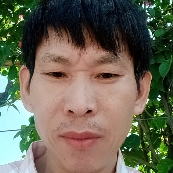 顺利挽手草莓的照片