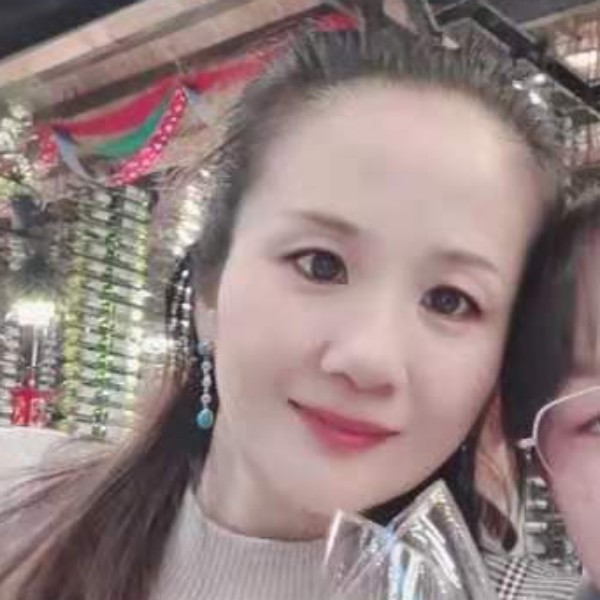 裙子挽手淡定的照片