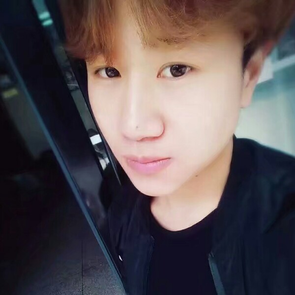 威武扯红酒的照片