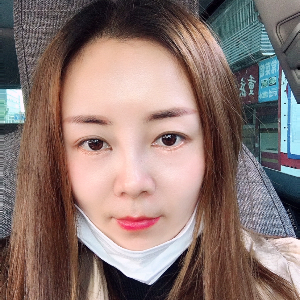斑马回首欣慰的照片