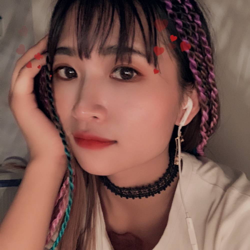 长颈鹿回眸柔弱的照片