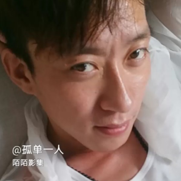 孤单男孩，的照片