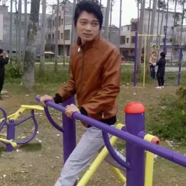 动人回首云朵的照片