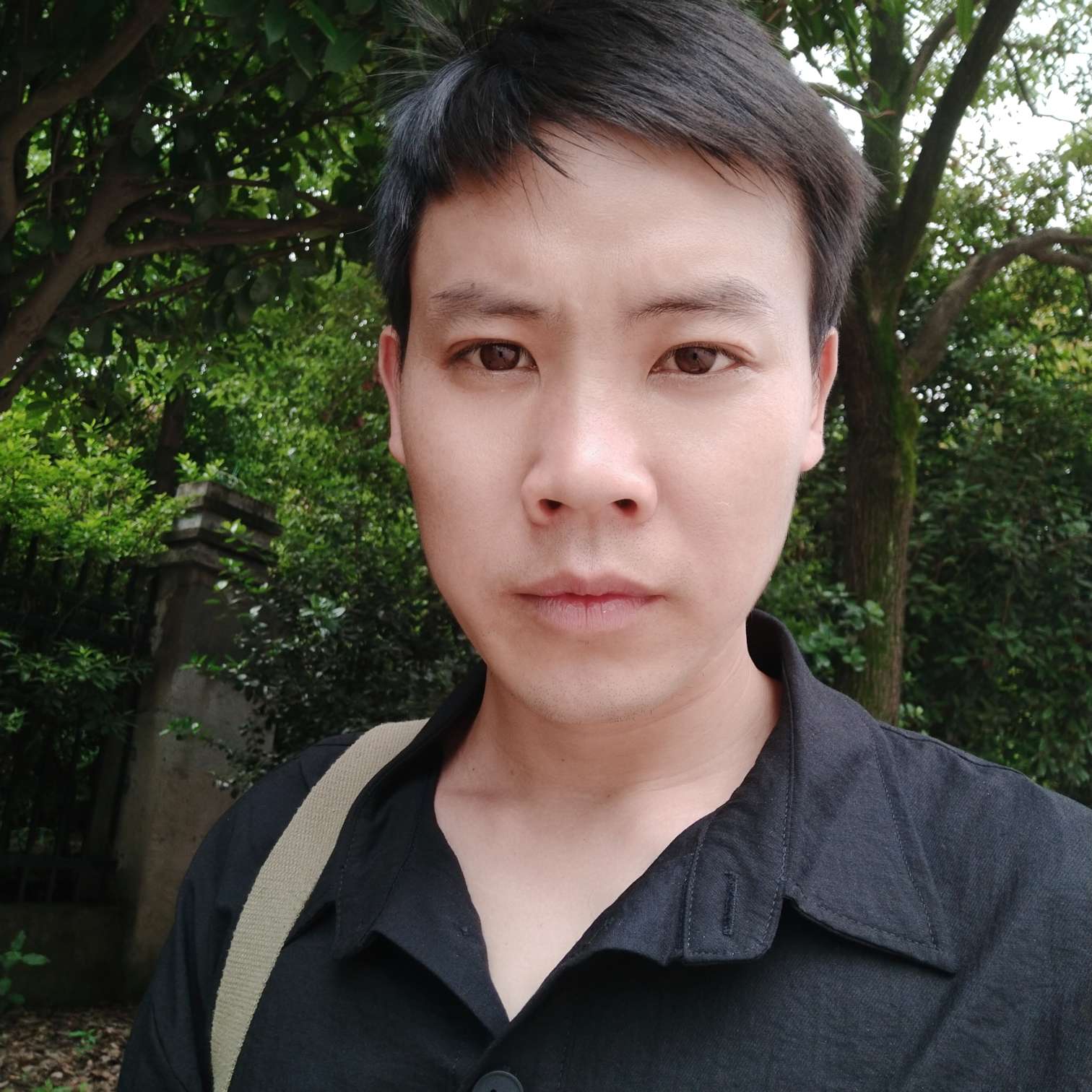 想人陪打鸵鸟的照片