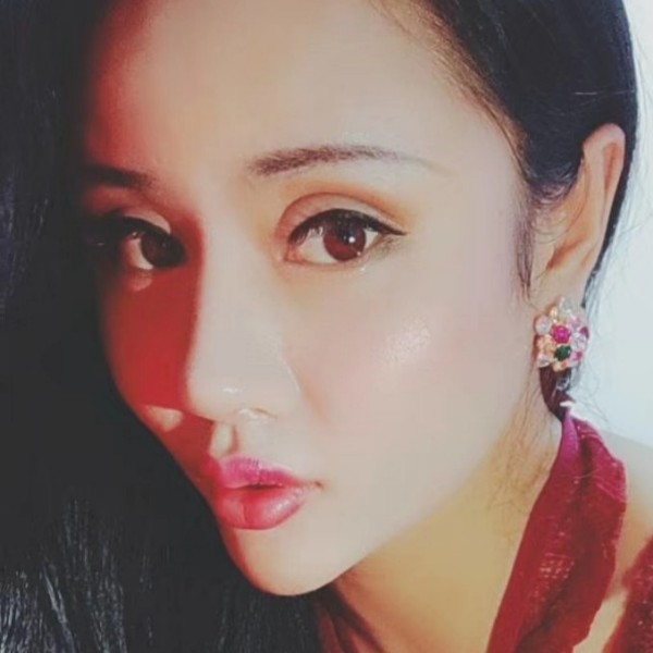 真我女郎的照片