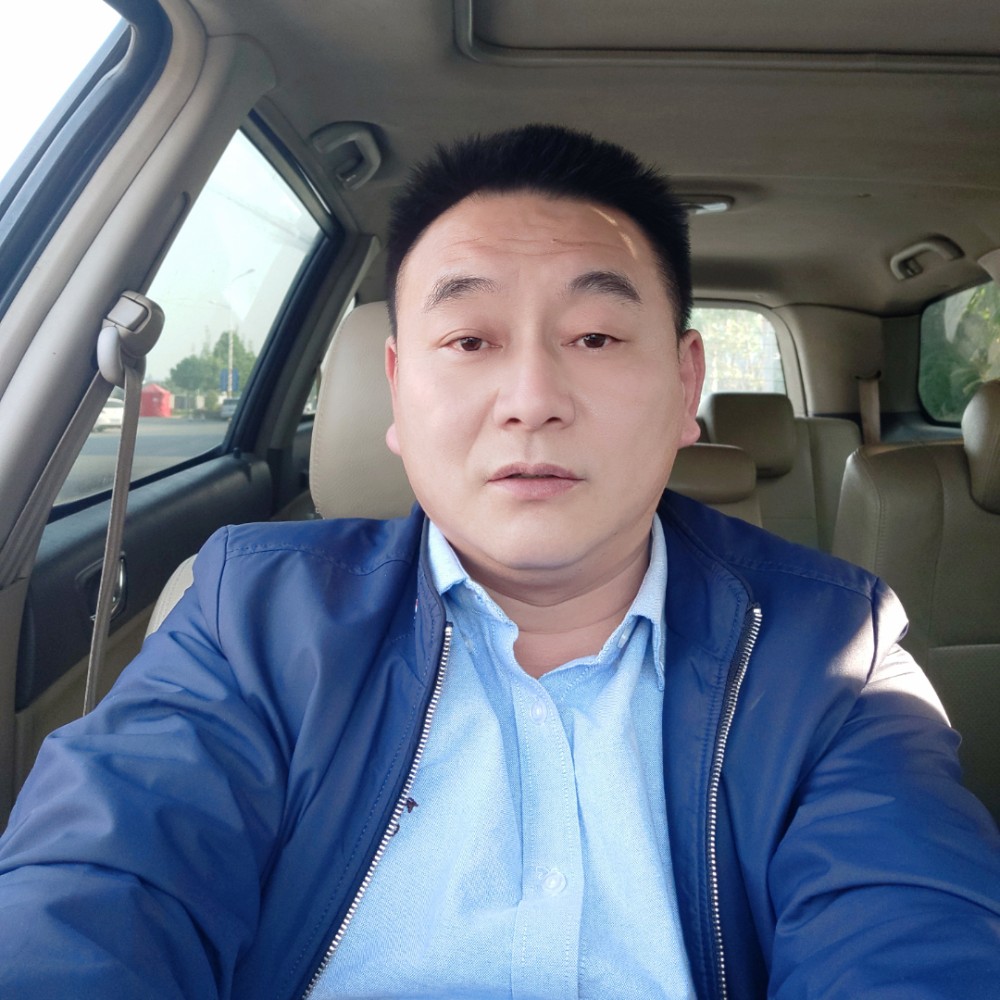 过客深拥细心的照片
