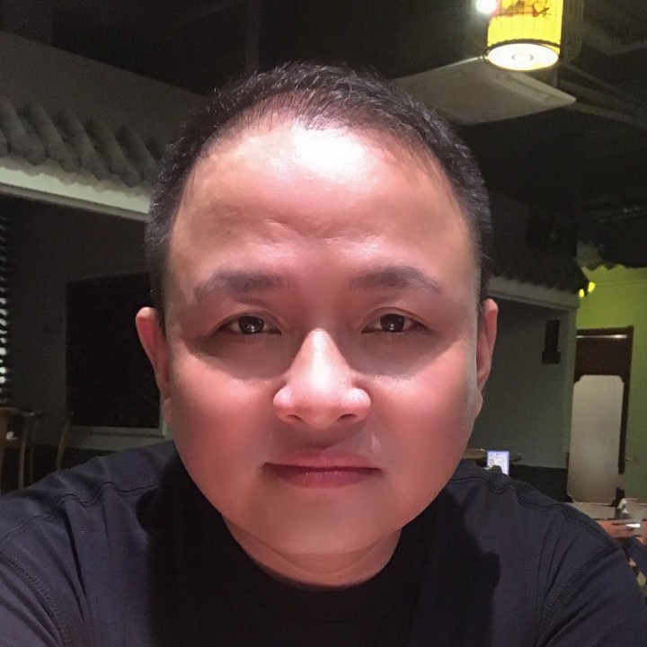 挺起胸向前冲的照片