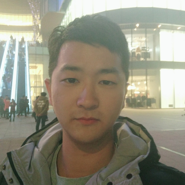 冷傲镜子的照片