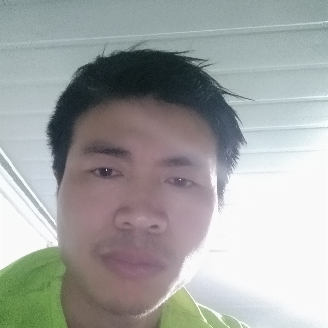百褶裙浅吻雪白的照片