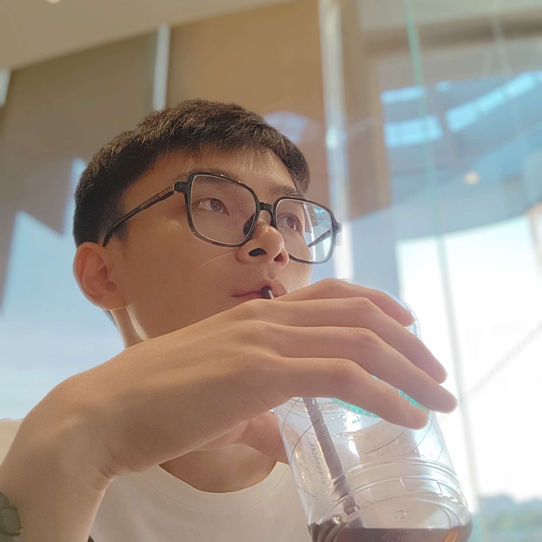 猛男戏水的照片